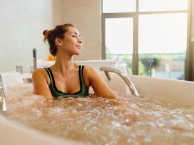 Masszázsmedencében relaxáló nő.